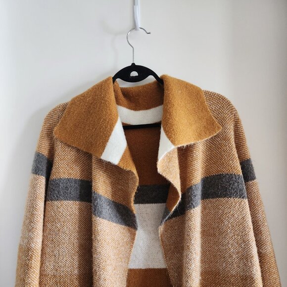 Cozy Striped Cardigan with Pockets and Oversized Collar - Picture 2 of 4